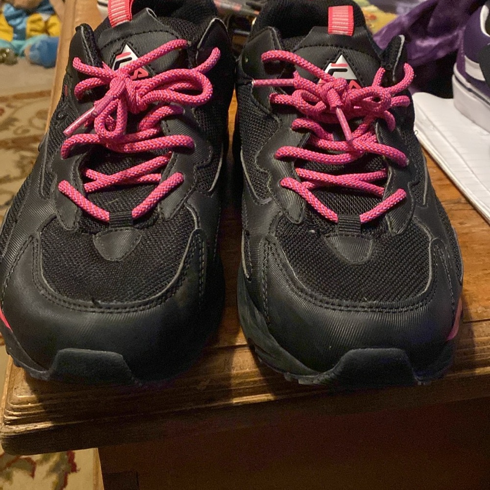 Fila Sneakers in great shape Gently Used Condition - Picture 6 of 7